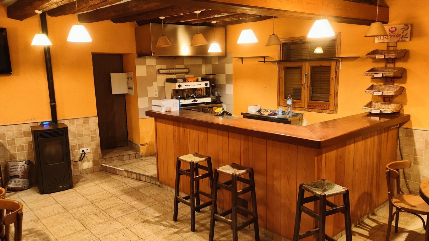 Barra amb màquina de cafè professional