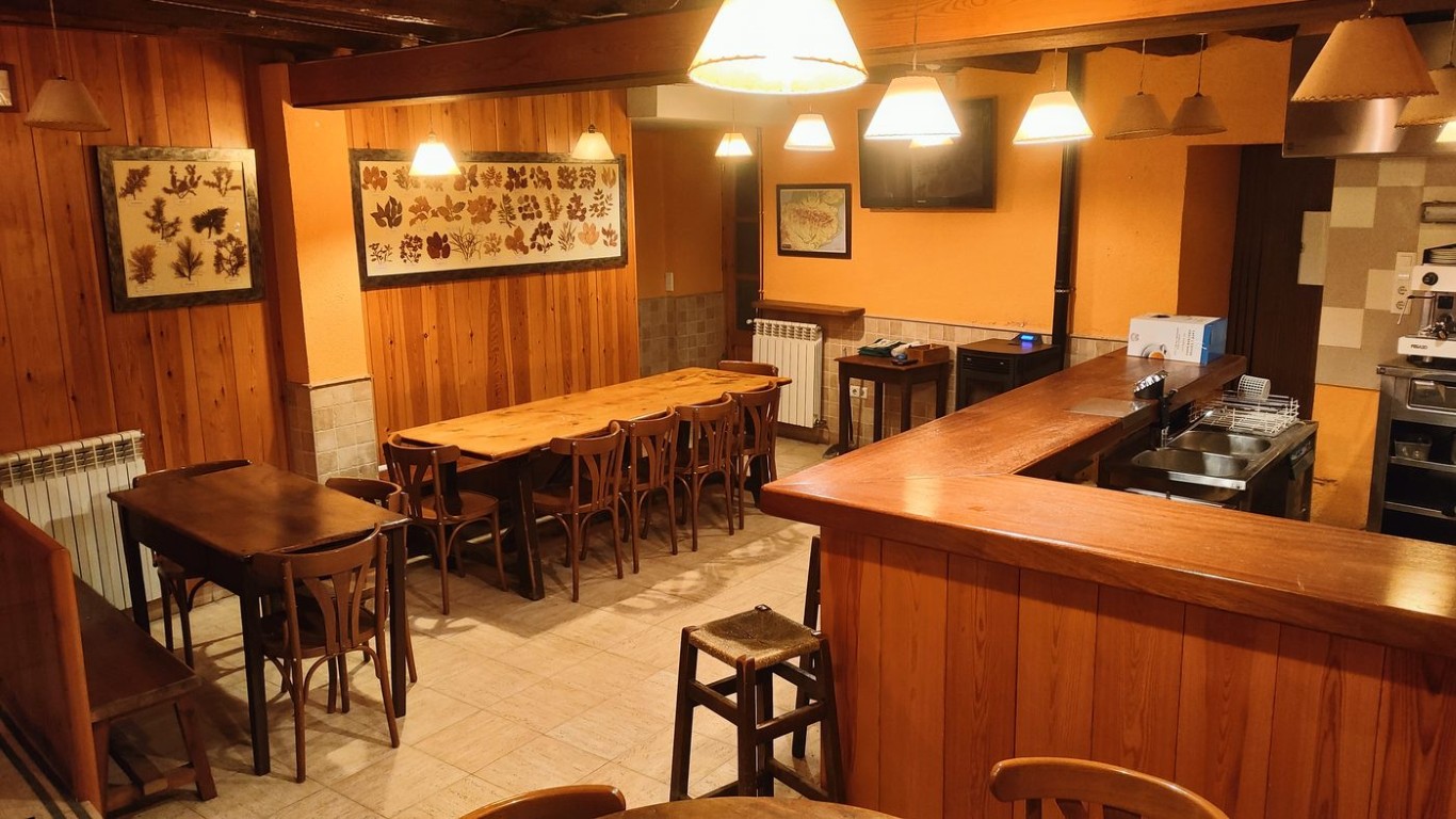 Vista àmplia de la sala i la barra
