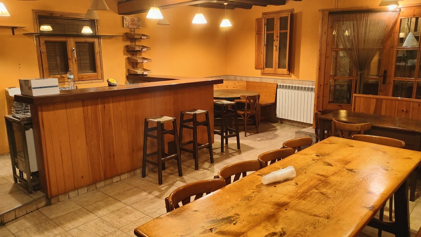 Sala del bar amb la barra i les taules