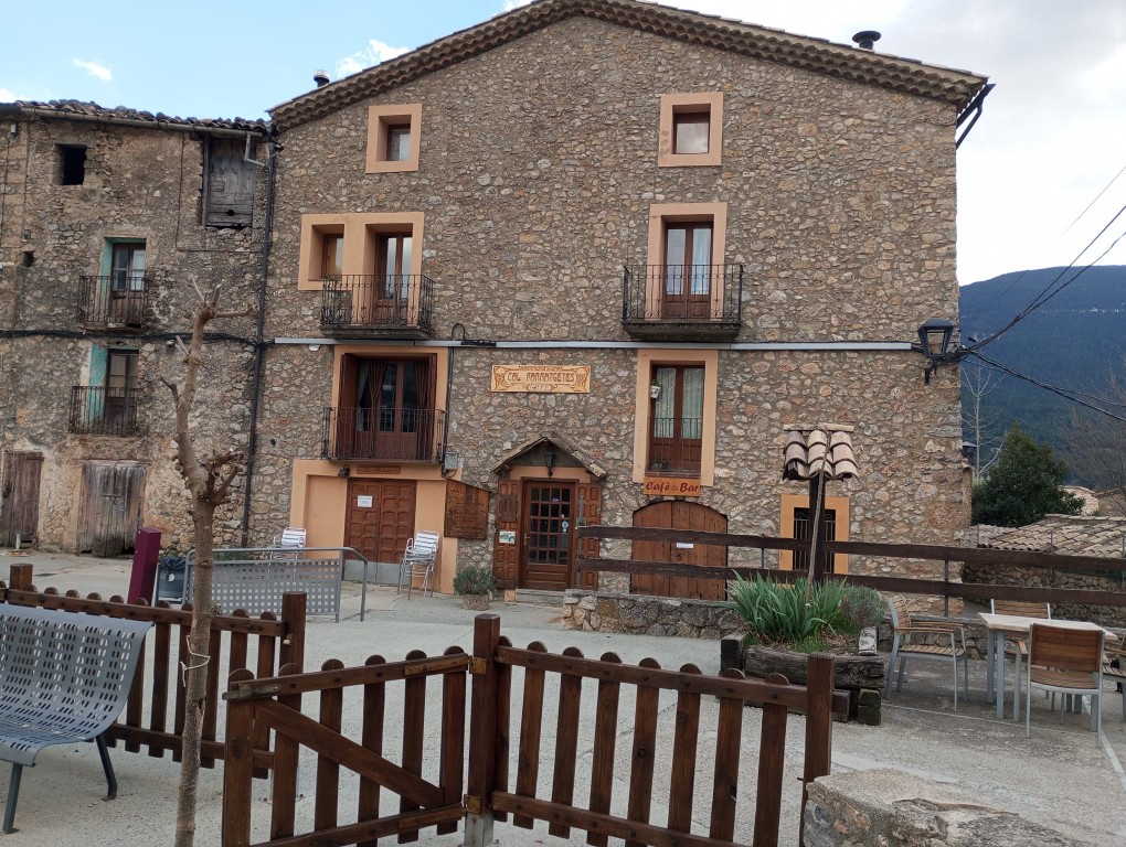 Façana de Cal Farragetes amb les muntanyes al fons