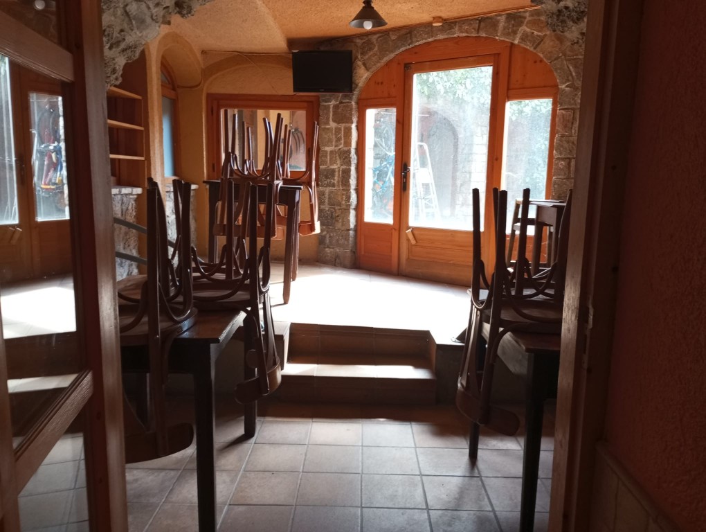 Sala petita amb llum natural