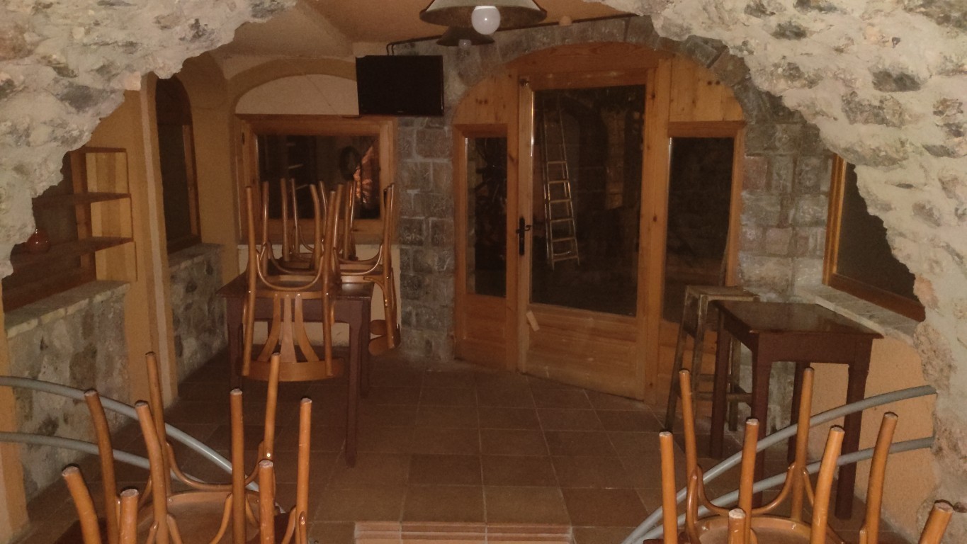 Sala petita amb volta de pedra i portes de fusta